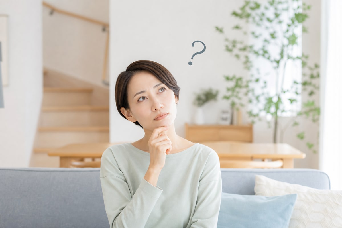 認知症の親の家の売却について悩む女性のイメージ