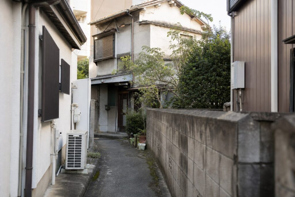 細い通路に面して住宅が並ぶ様子を写した再建築不可の接道確認イメージ
